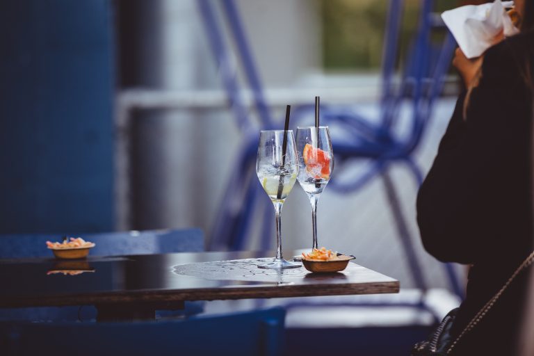 Cocktail Spritz français : Découvrez comment organiser un bar à Spritz français chez vous : ingrédients, quantités, décoration et conseils pour impressionner vos invités.