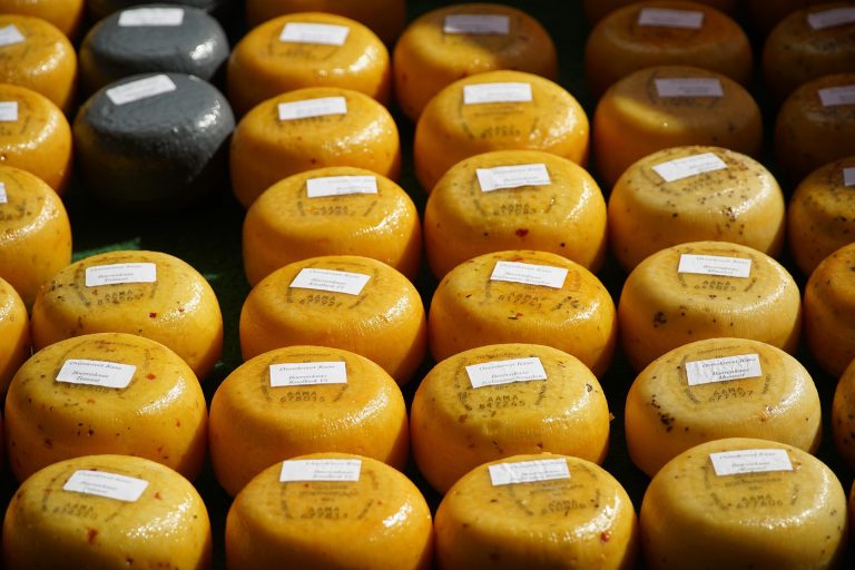 Meules de fromage à pâte pressée alignées, à associer à un spritz français